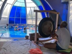 Baño de gong en agua grupal